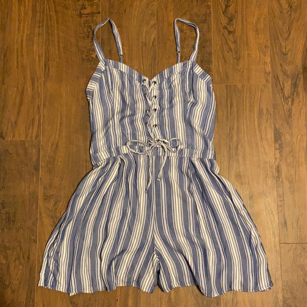 Brand: Hollister  Color: White/Blue  Size: L
